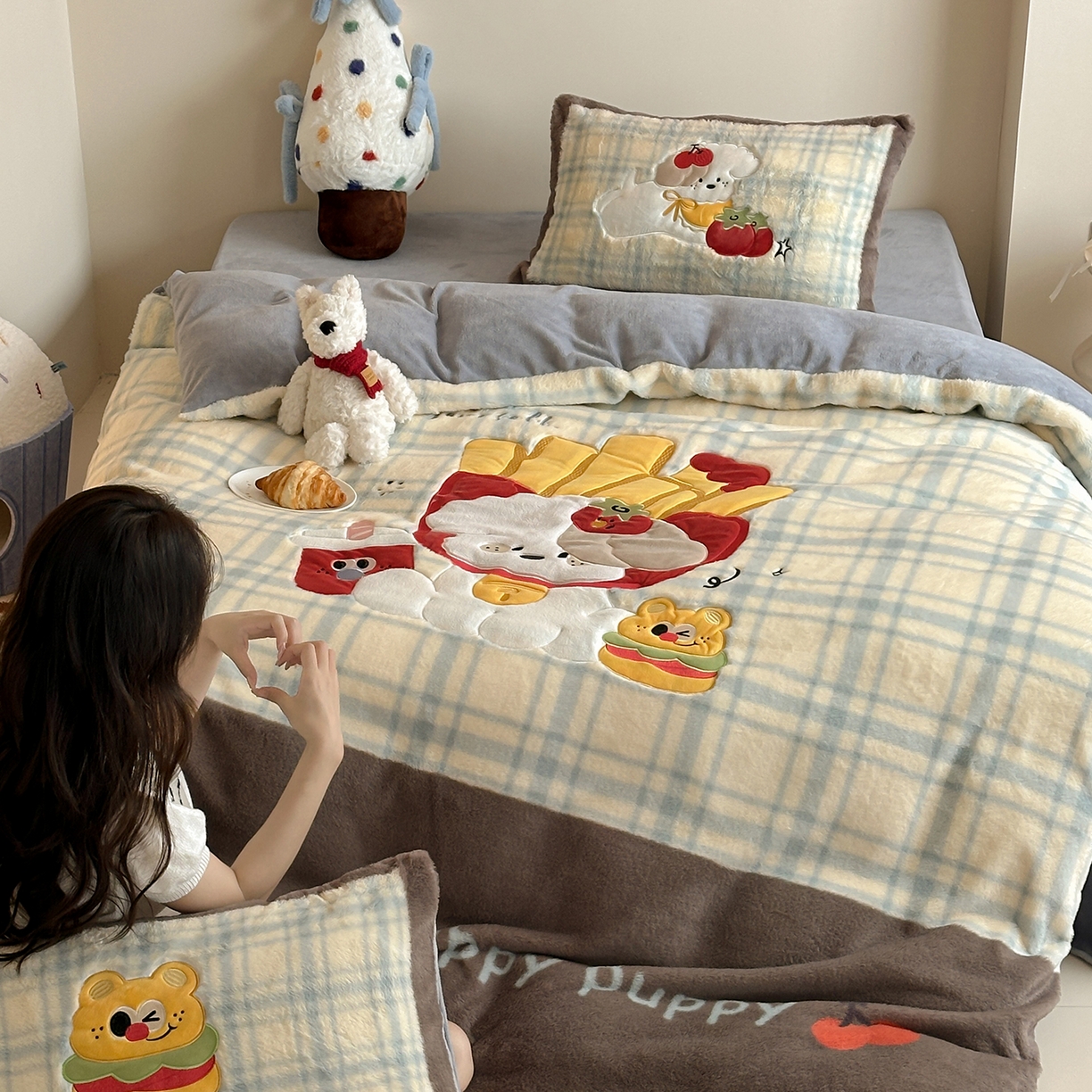 91家纺网 家纺一手货源 找家纺 觅糖家纺 2025新款大版卡通兔毛绒系列刺绣四件套 薯条狗狗