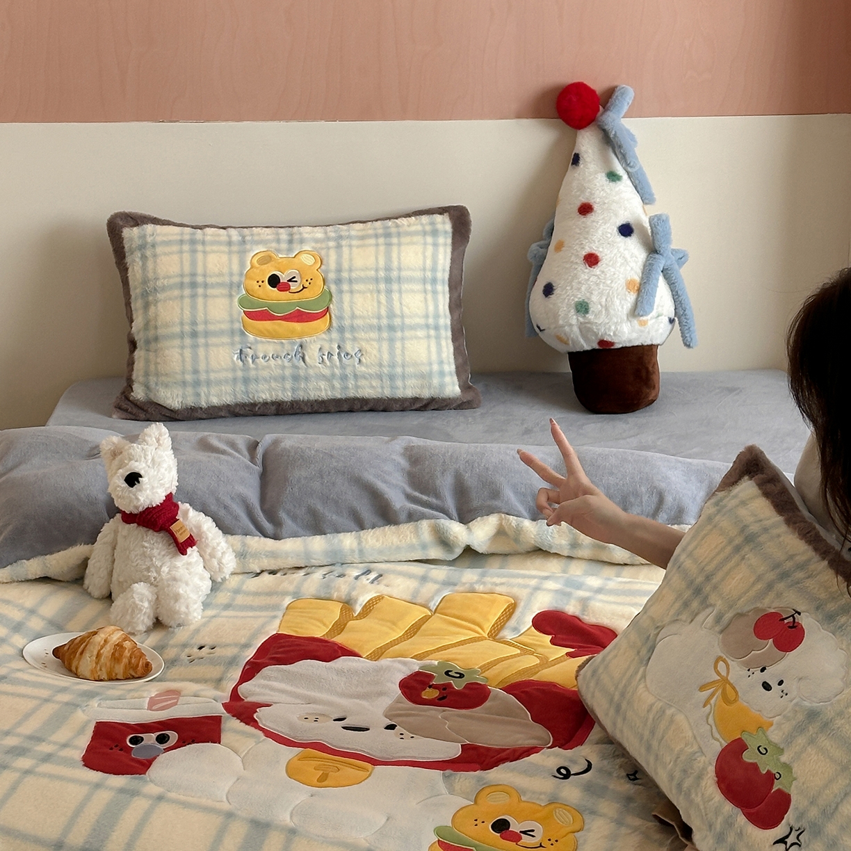 91家纺网 家纺一手货源 找家纺 觅糖家纺 2025新款大版卡通兔毛绒系列刺绣四件套 薯条狗狗