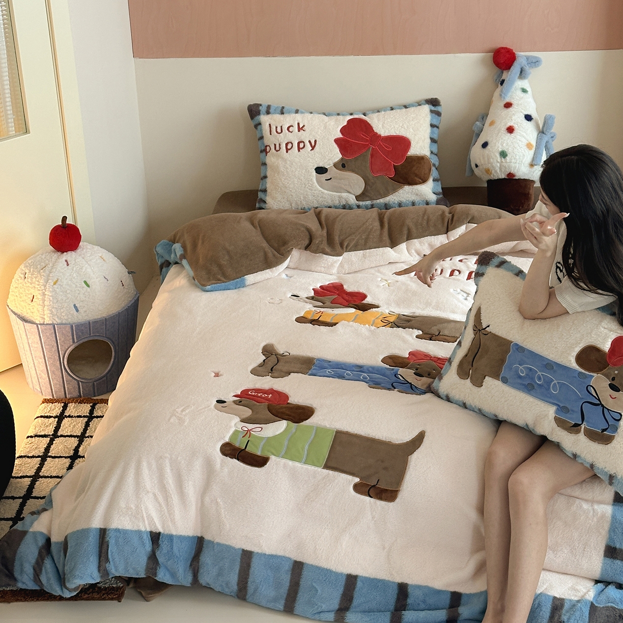 91家纺网 家纺一手货源 找家纺 觅糖家纺 2025新款大版卡通兔毛绒系列刺绣四件套 腊肠朵宝