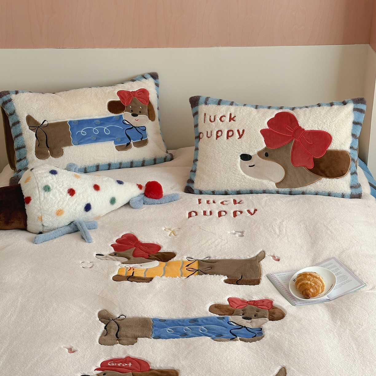 91家纺网 家纺一手货源 找家纺 觅糖家纺 2025新款大版卡通兔毛绒系列刺绣四件套 腊肠朵宝