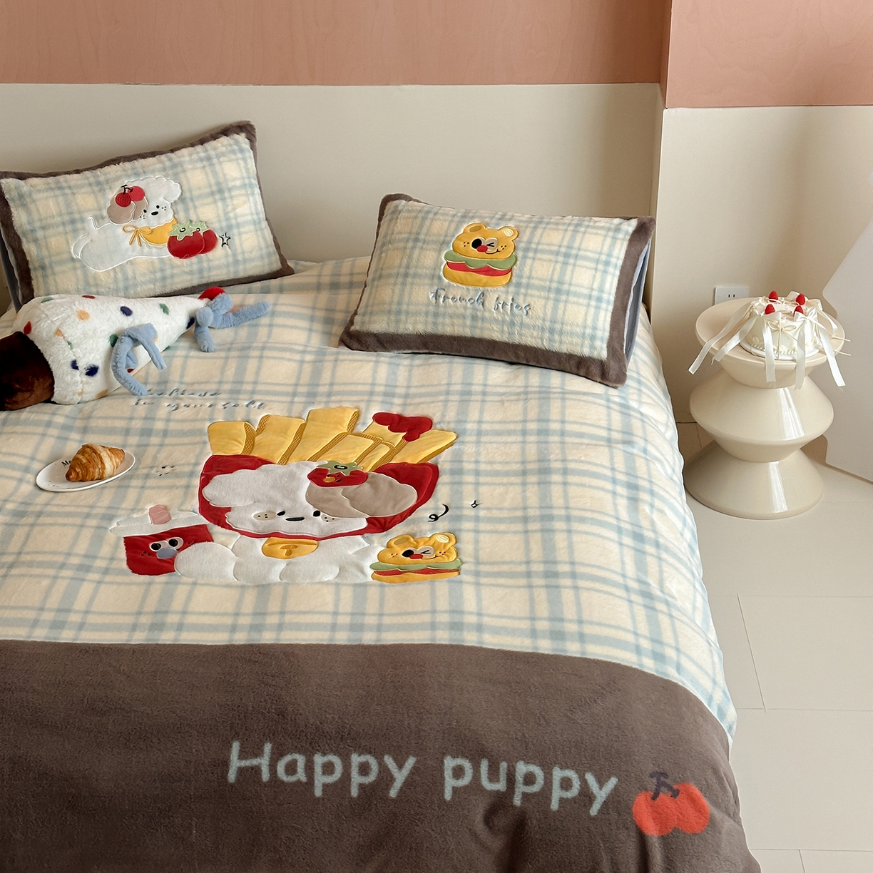 91家纺网 家纺一手货源 找家纺 觅糖家纺 2025新款大版卡通兔毛绒系列刺绣四件套 薯条狗狗