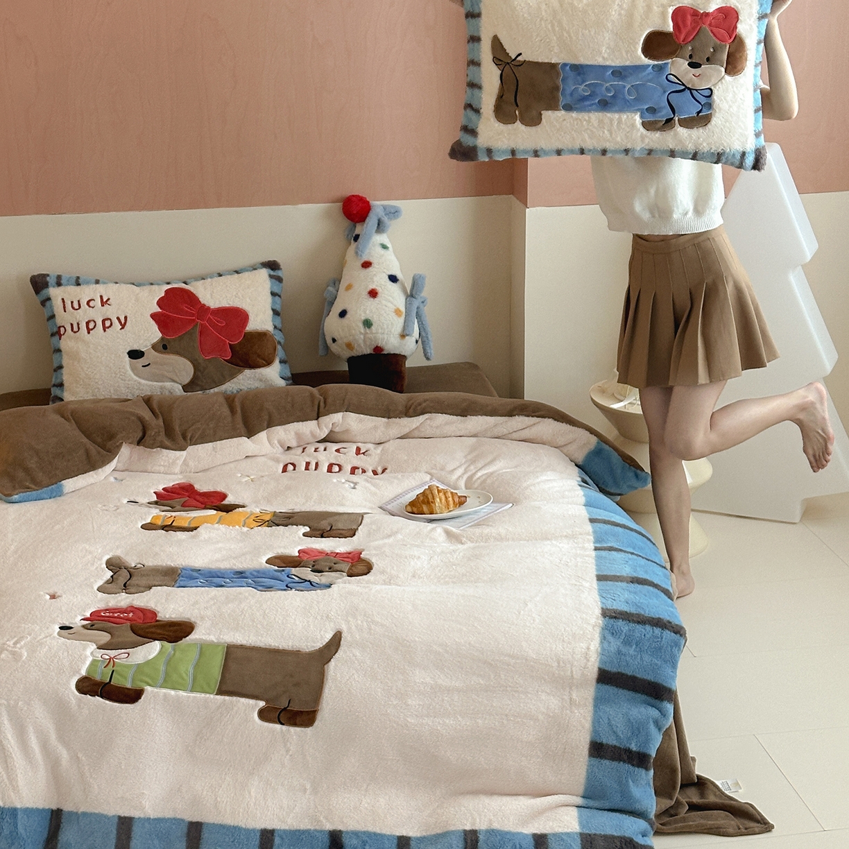 91家纺网 家纺一手货源 找家纺 觅糖家纺 2025新款大版卡通兔毛绒系列刺绣四件套 腊肠朵宝