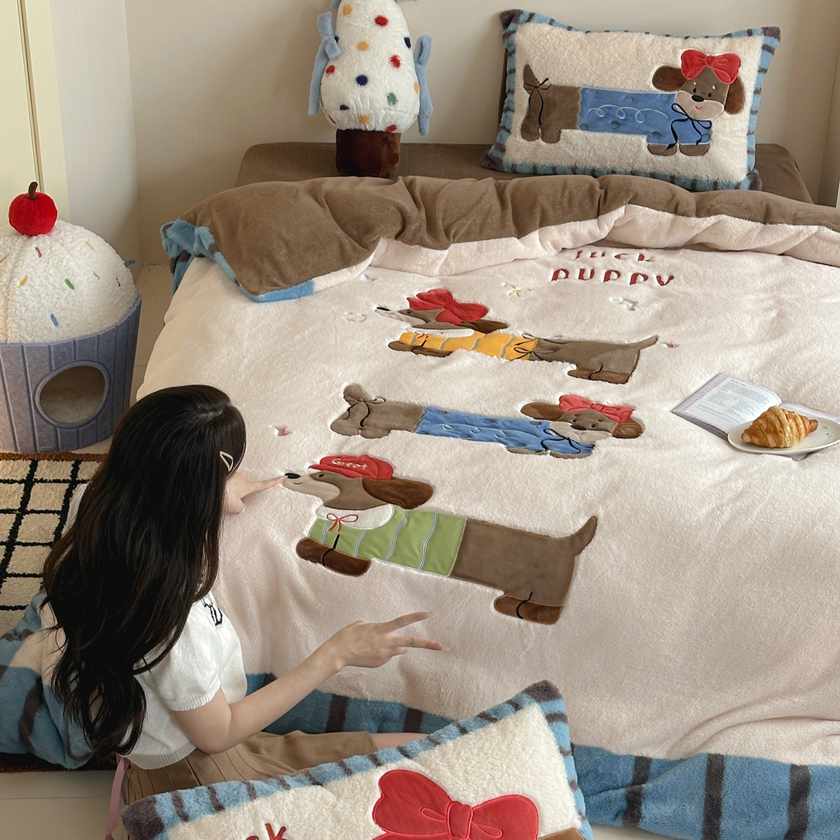 91家纺网 家纺一手货源 找家纺 觅糖家纺 2025新款大版卡通兔毛绒系列刺绣四件套 腊肠朵宝