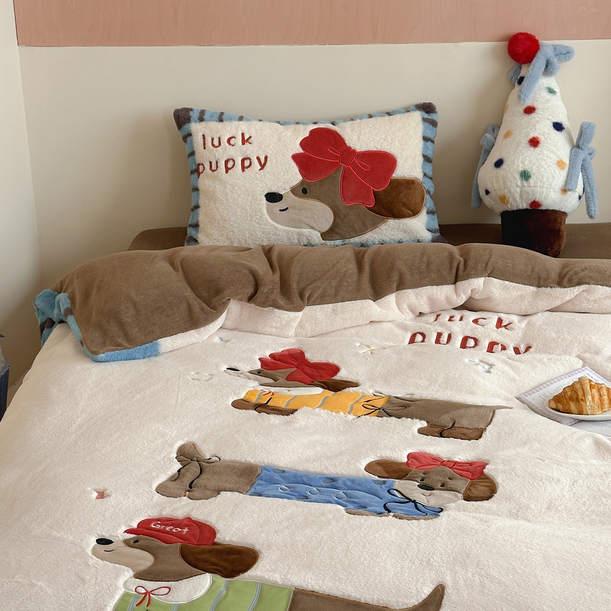 91家纺网 家纺一手货源 找家纺 觅糖家纺 2025新款大版卡通兔毛绒系列刺绣四件套 腊肠朵宝