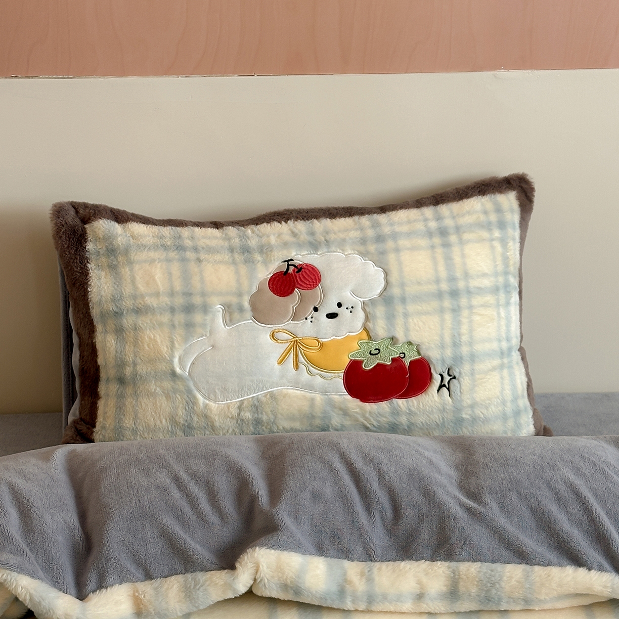 91家纺网 家纺一手货源 找家纺 觅糖家纺 2025新款大版卡通兔毛绒系列刺绣四件套 薯条狗狗