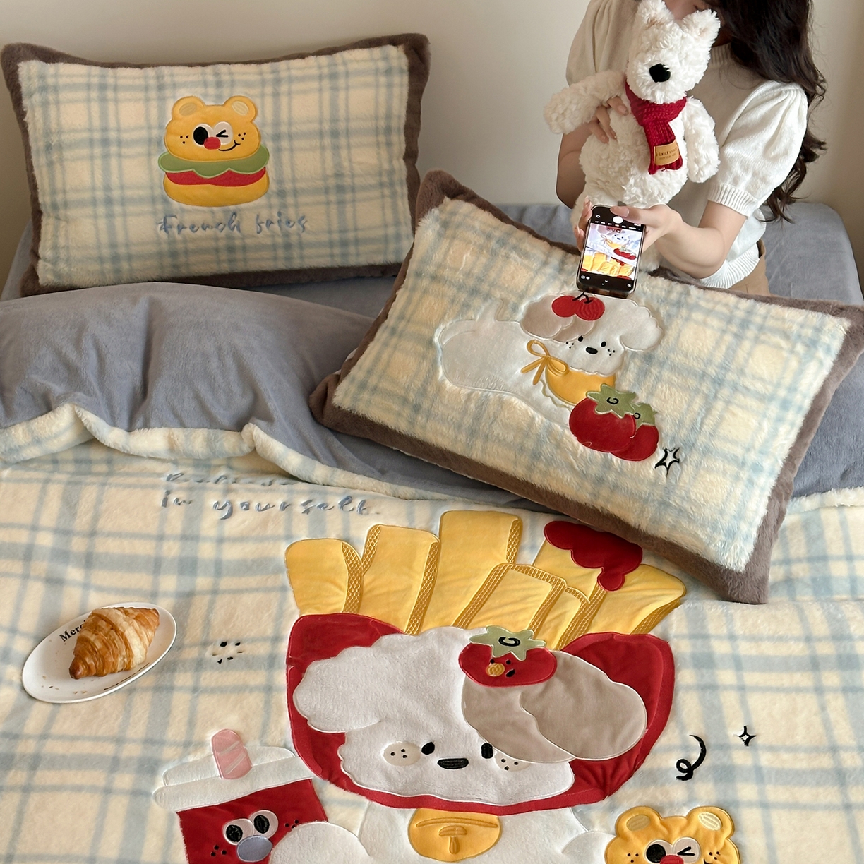 91家纺网 家纺一手货源 找家纺 觅糖家纺 2025新款大版卡通兔毛绒系列刺绣四件套 薯条狗狗