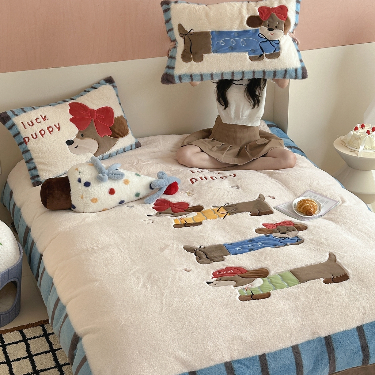 91家纺网 家纺一手货源 找家纺 觅糖家纺 2025新款大版卡通兔毛绒系列刺绣四件套 腊肠朵宝