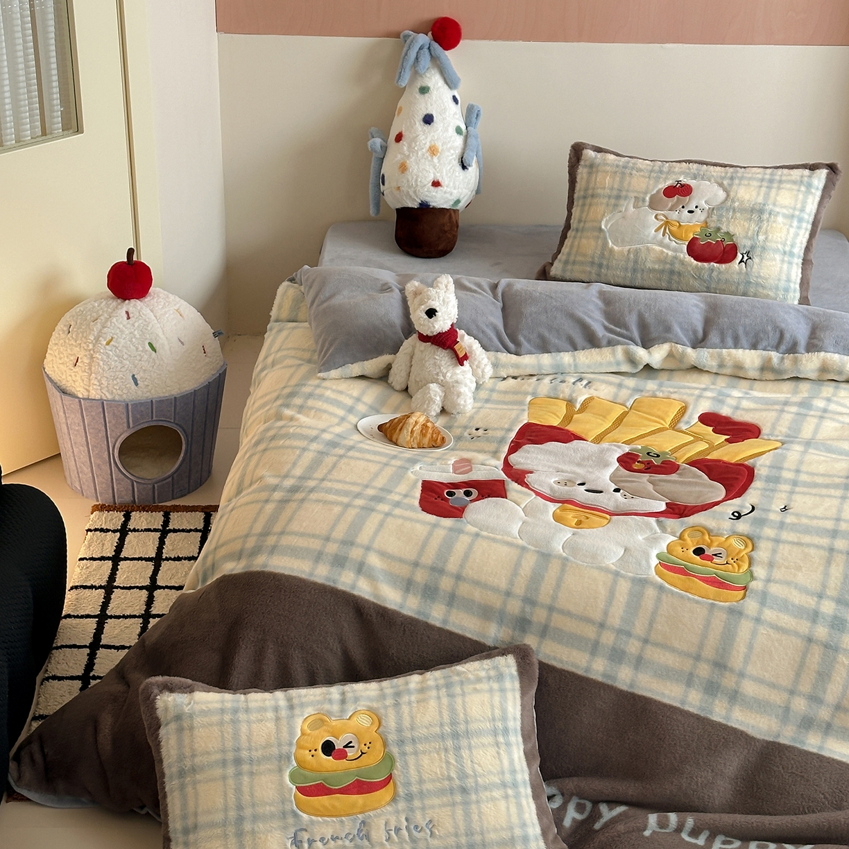 91家纺网 家纺一手货源 找家纺 觅糖家纺 2025新款大版卡通兔毛绒系列刺绣四件套 薯条狗狗