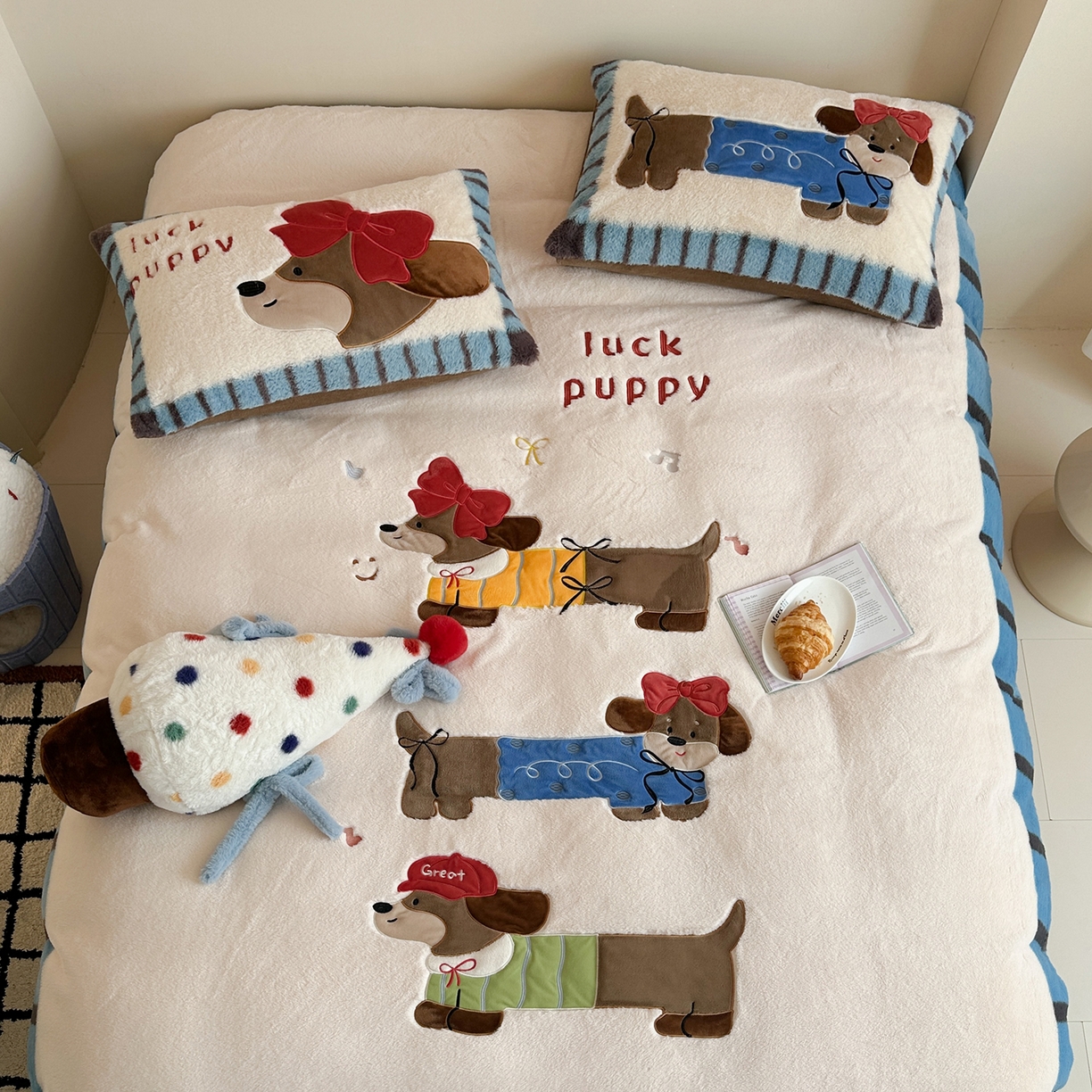 91家纺网 家纺一手货源 找家纺 觅糖家纺 2025新款大版卡通兔毛绒系列刺绣四件套 腊肠朵宝