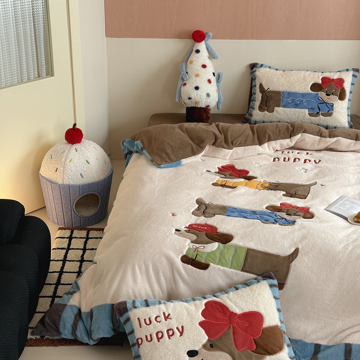 91家纺网 家纺一手货源 找家纺 觅糖家纺 2025新款大版卡通兔毛绒系列刺绣四件套 腊肠朵宝