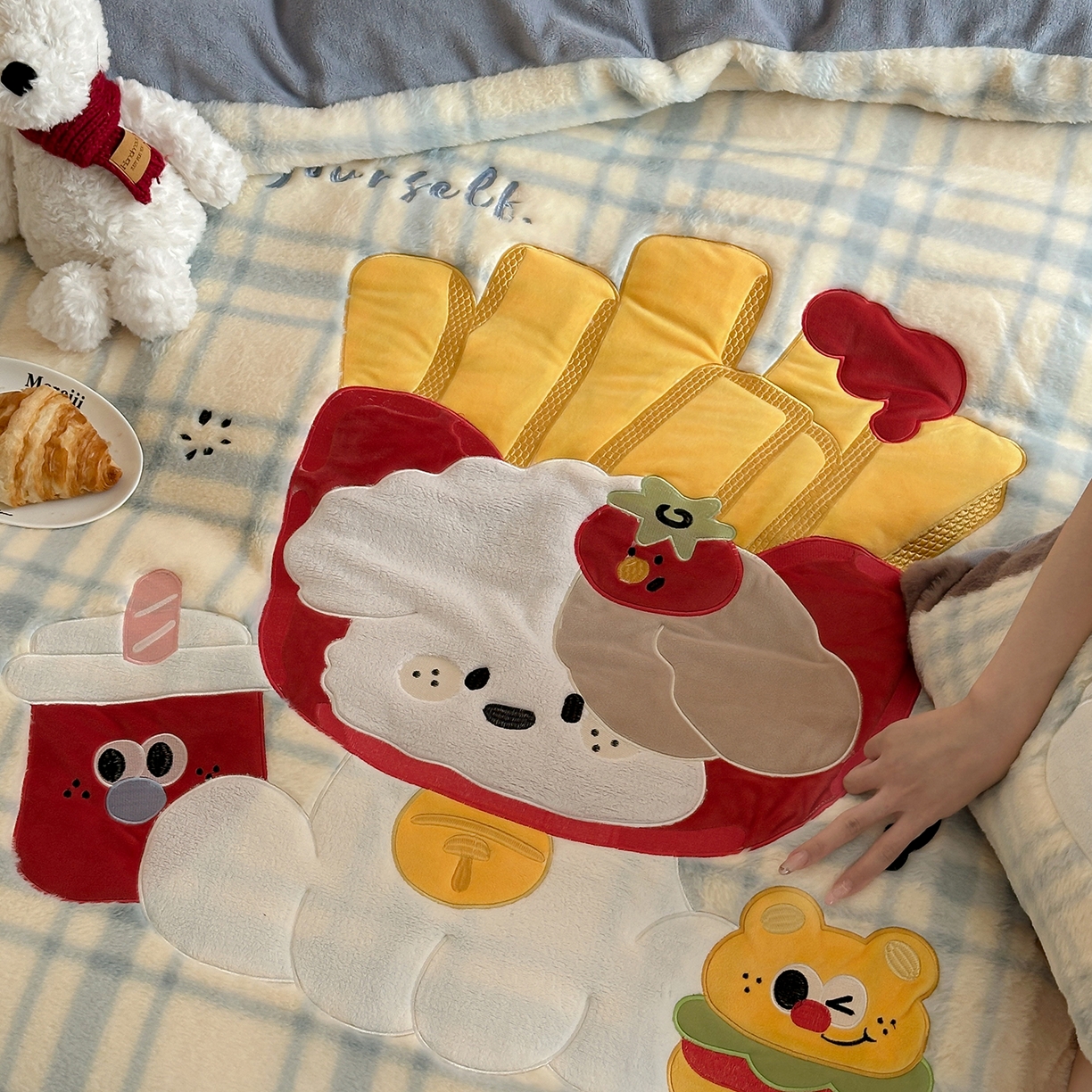 91家纺网 家纺一手货源 找家纺 觅糖家纺 2025新款大版卡通兔毛绒系列刺绣四件套 薯条狗狗