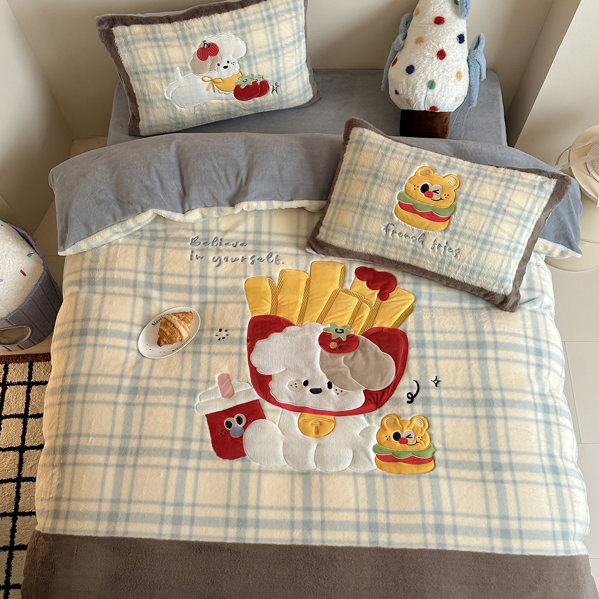 91家纺网 家纺一手货源 找家纺 觅糖家纺 2025新款大版卡通兔毛绒系列刺绣四件套 薯条狗狗