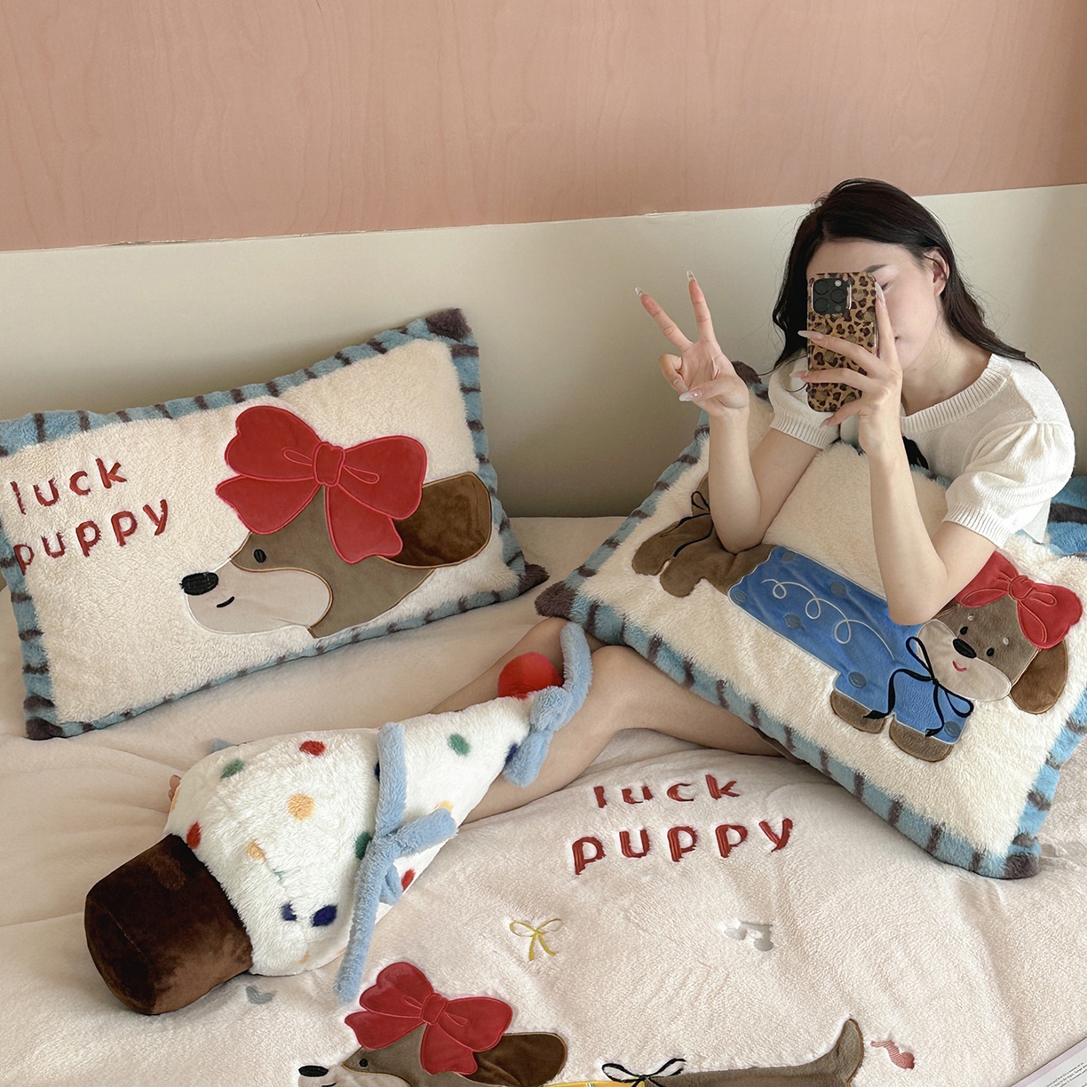 91家纺网 家纺一手货源 找家纺 觅糖家纺 2025新款大版卡通兔毛绒系列刺绣四件套 腊肠朵宝