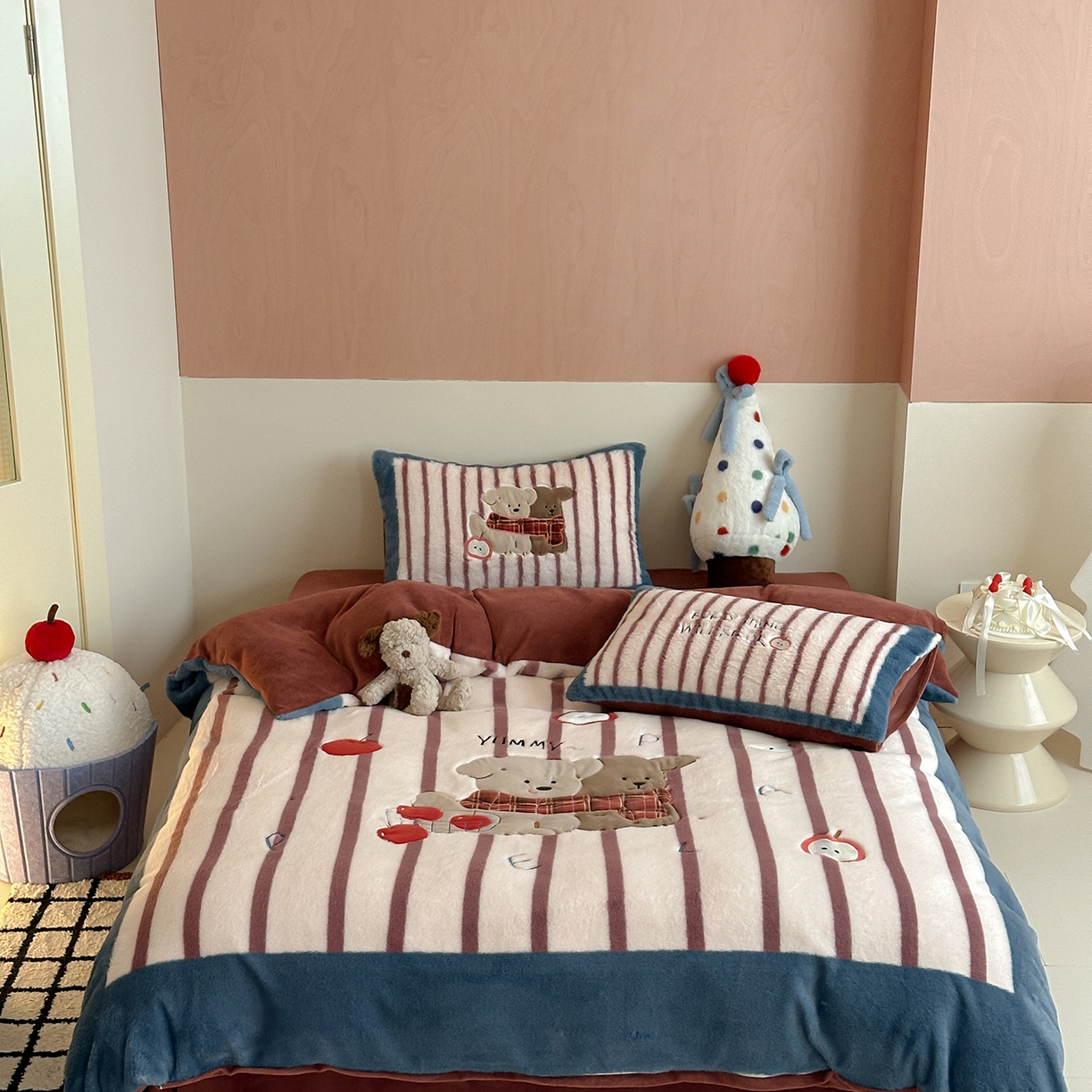 91家纺网 家纺一手货源 找家纺 觅糖家纺 2025新款大版卡通兔毛绒系列刺绣四件套 冬日暖宝