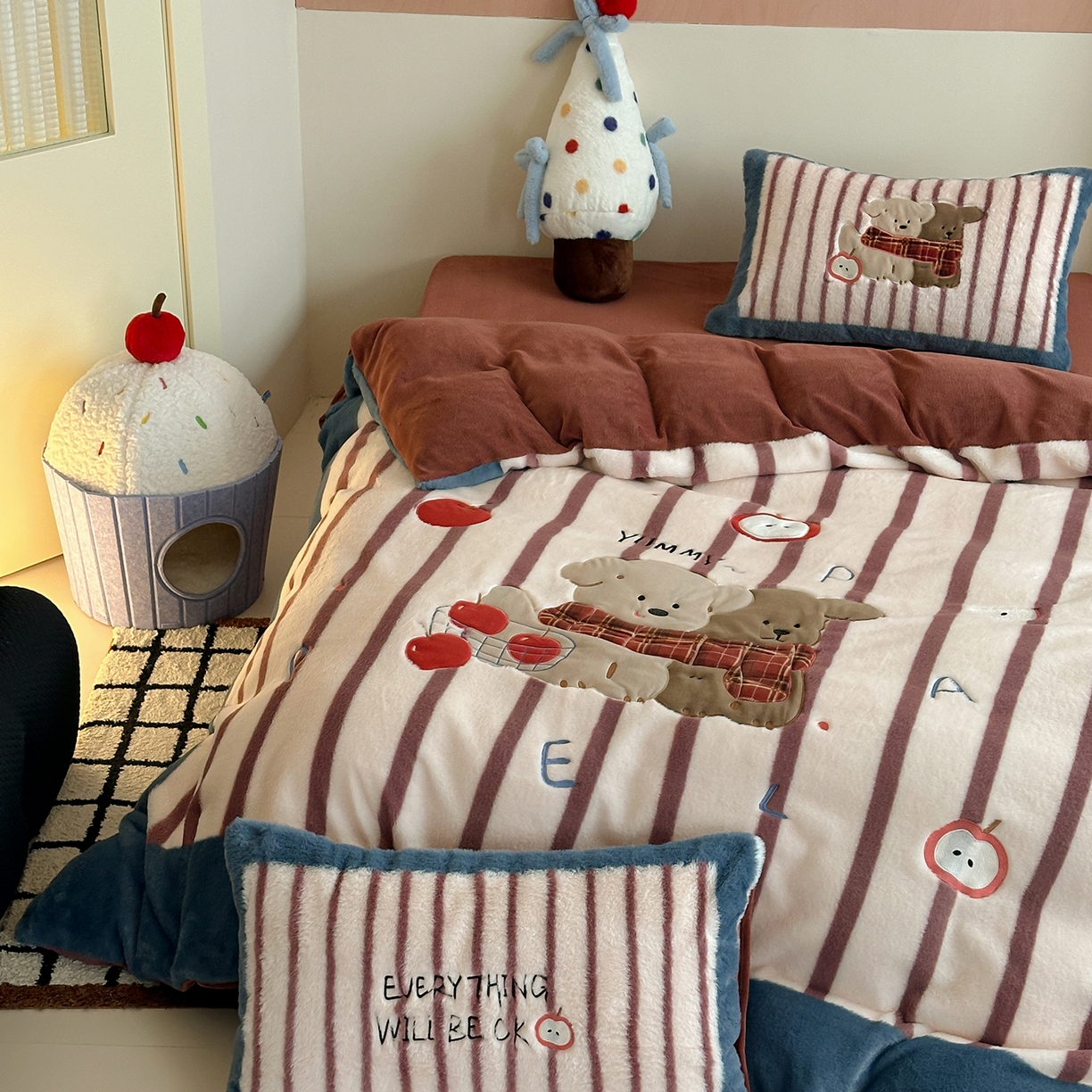 91家纺网 家纺一手货源 找家纺 觅糖家纺 2025新款大版卡通兔毛绒系列刺绣四件套 冬日暖宝