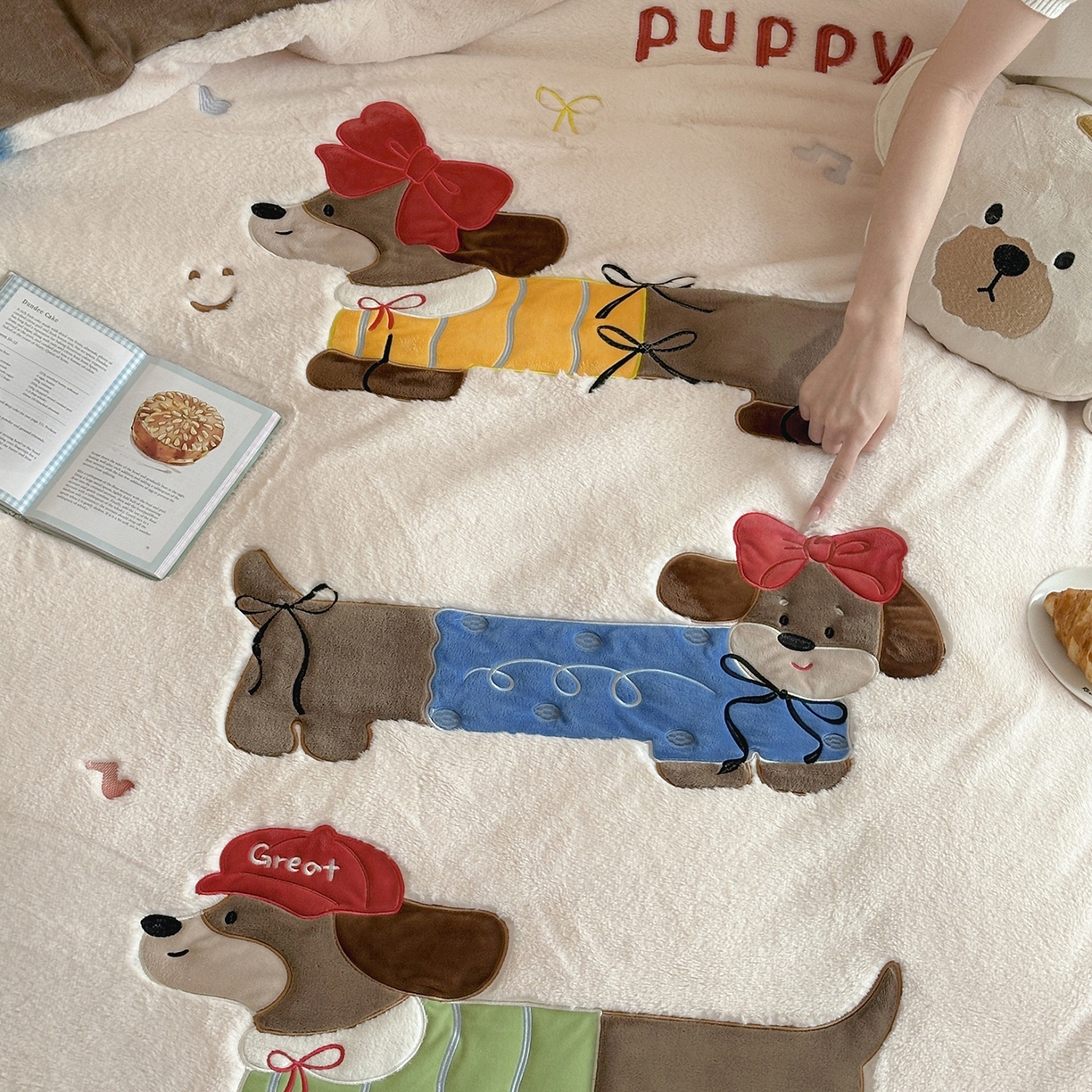 91家纺网 家纺一手货源 找家纺 觅糖家纺 2025新款大版卡通兔毛绒系列刺绣四件套 腊肠朵宝