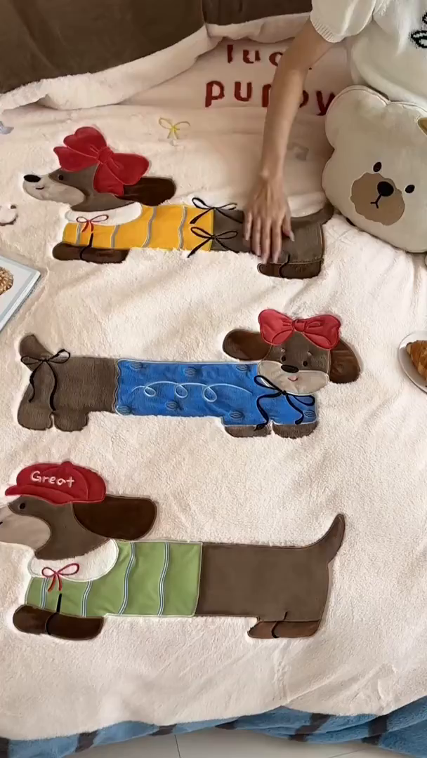 91家纺网 家纺一手货源 找家纺 觅糖家纺 2025新款大版卡通兔毛绒系列刺绣四件套 腊肠朵宝