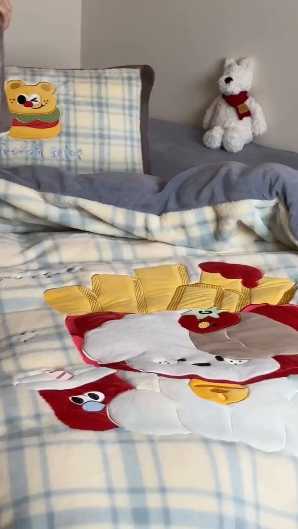 91家纺网 家纺一手货源 找家纺 觅糖家纺 2025新款大版卡通兔毛绒系列刺绣四件套 薯条狗狗