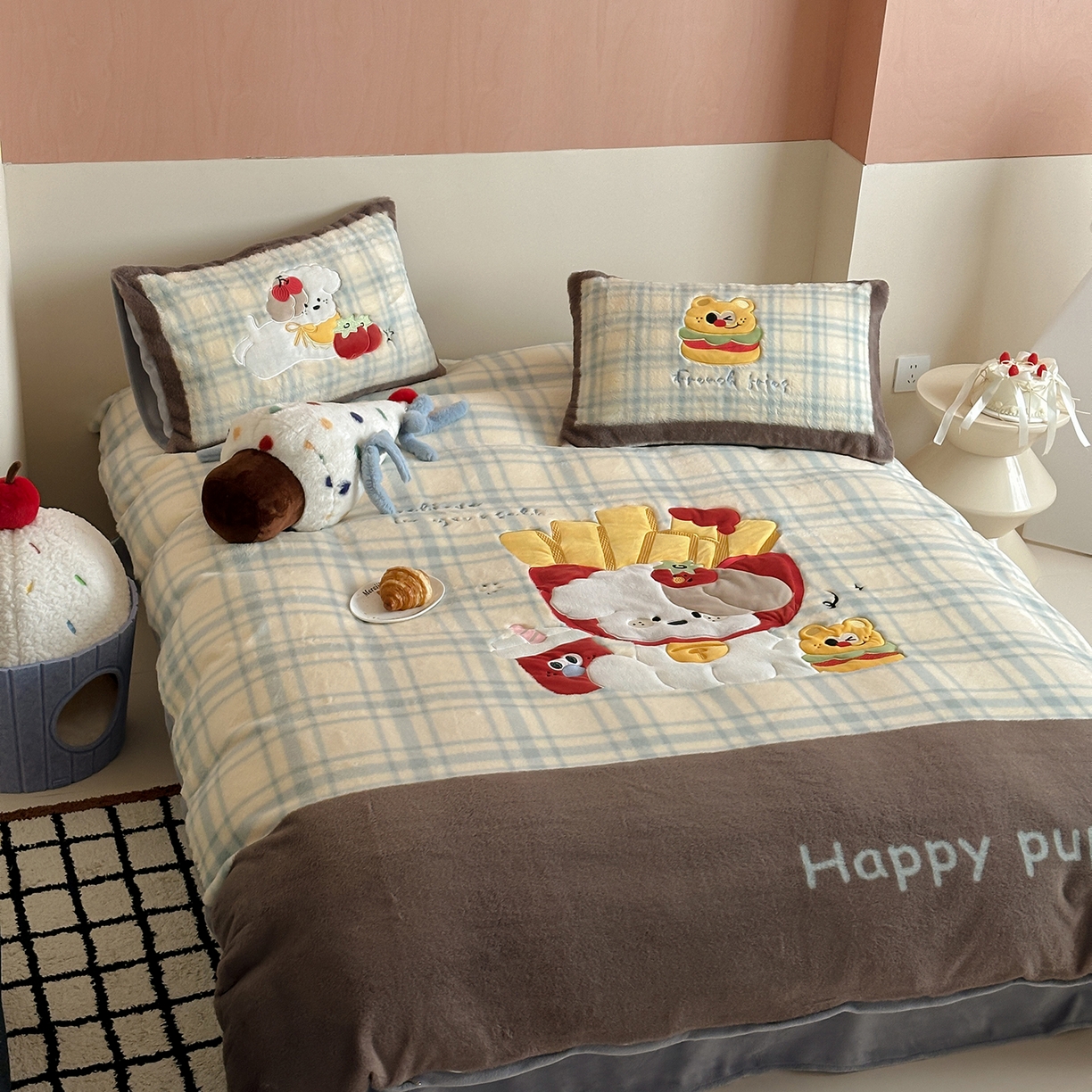 91家纺网 家纺一手货源 找家纺 觅糖家纺 2025新款大版卡通兔毛绒系列刺绣四件套 薯条狗狗