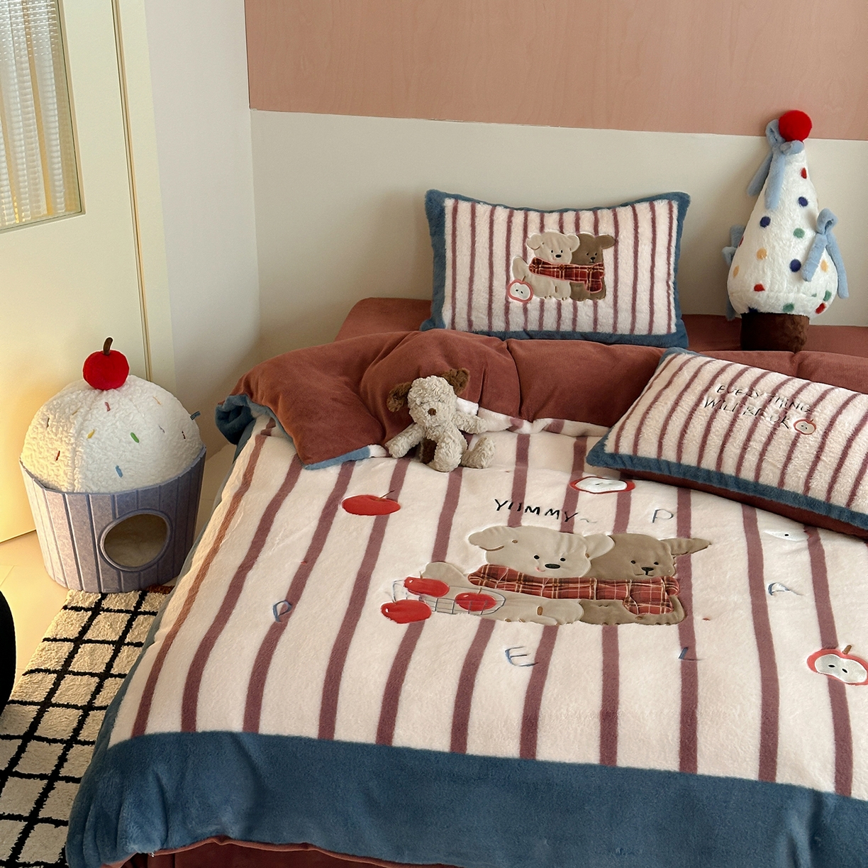 91家纺网 家纺一手货源 找家纺 （总）觅糖家纺 2025新款大版卡通兔毛绒系列刺绣四件套