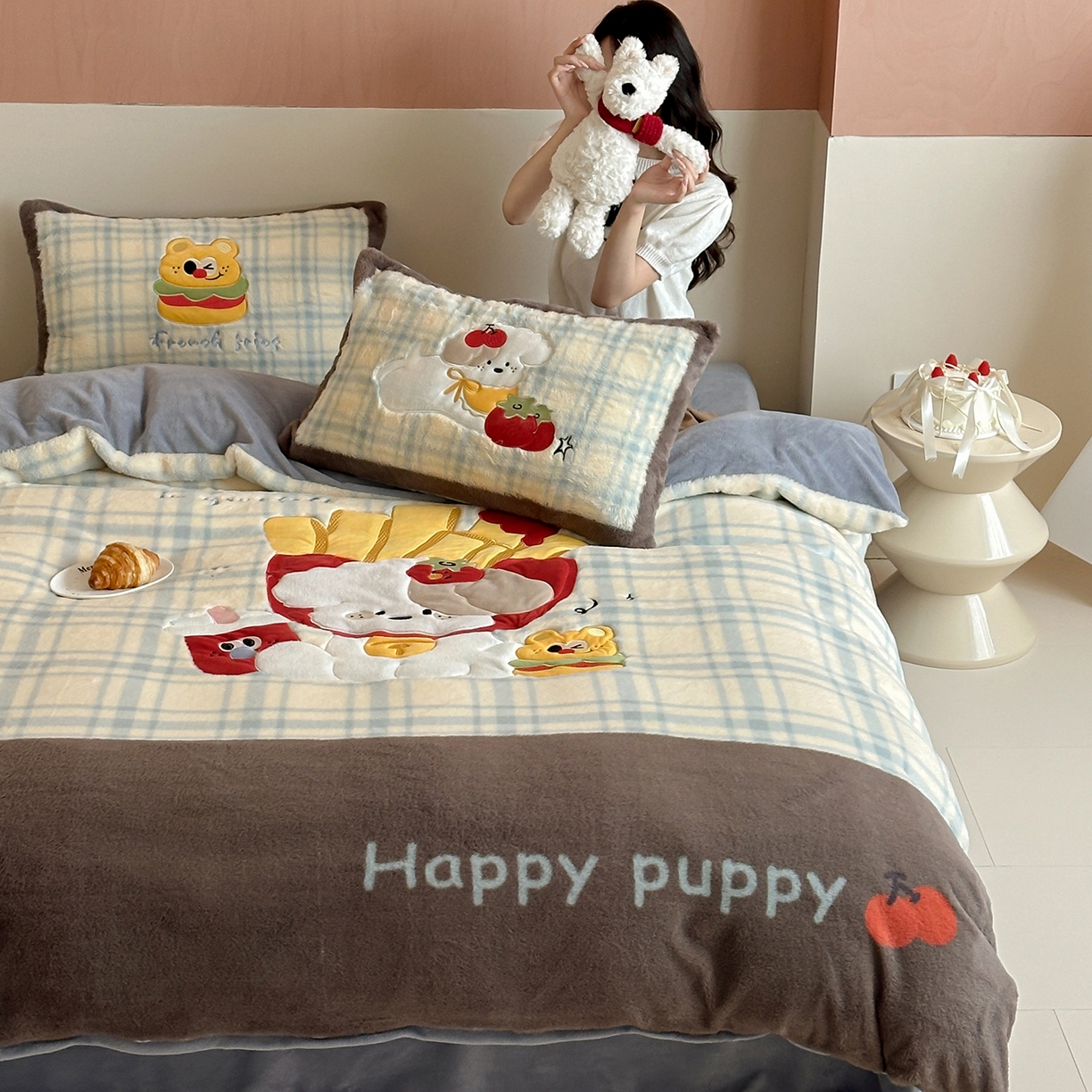 91家纺网 家纺一手货源 找家纺 觅糖家纺 2025新款大版卡通兔毛绒系列刺绣四件套 薯条狗狗