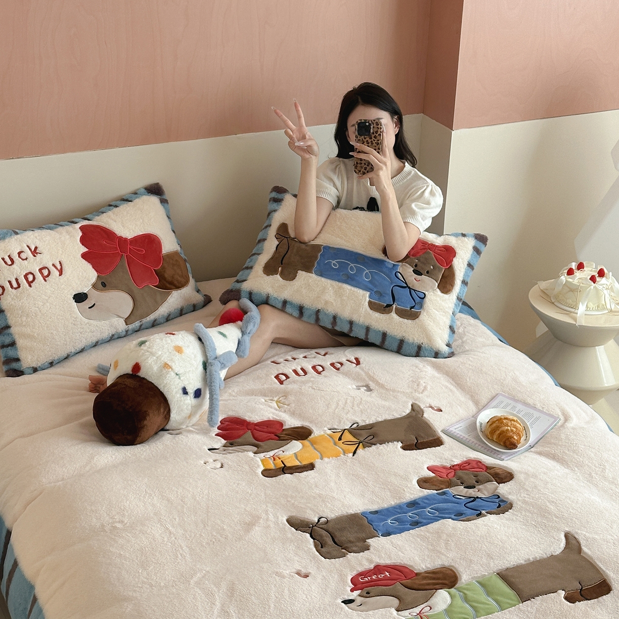 91家纺网 家纺一手货源 找家纺 觅糖家纺 2025新款大版卡通兔毛绒系列刺绣四件套 腊肠朵宝