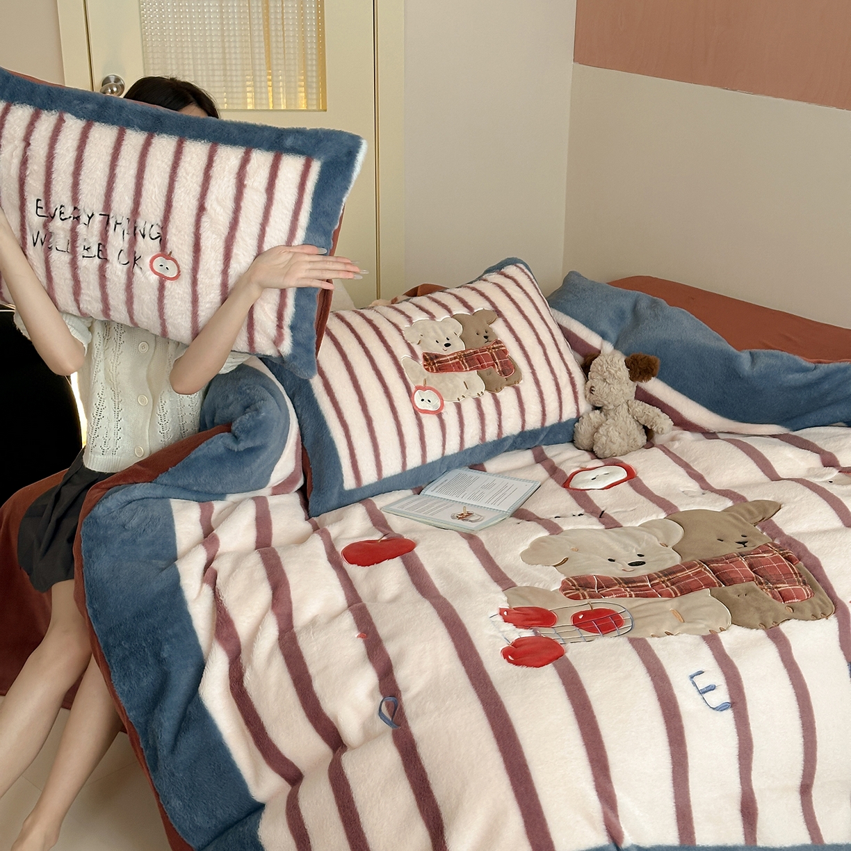 91家纺网 家纺一手货源 找家纺 觅糖家纺 2025新款大版卡通兔毛绒系列刺绣四件套 冬日暖宝