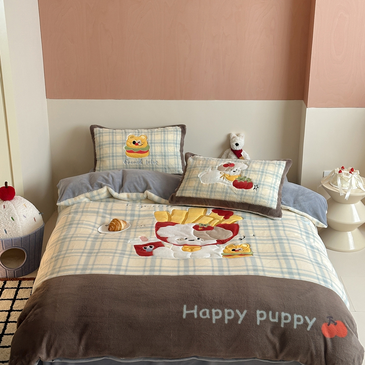 91家纺网 家纺一手货源 找家纺 觅糖家纺 2025新款大版卡通兔毛绒系列刺绣四件套 薯条狗狗