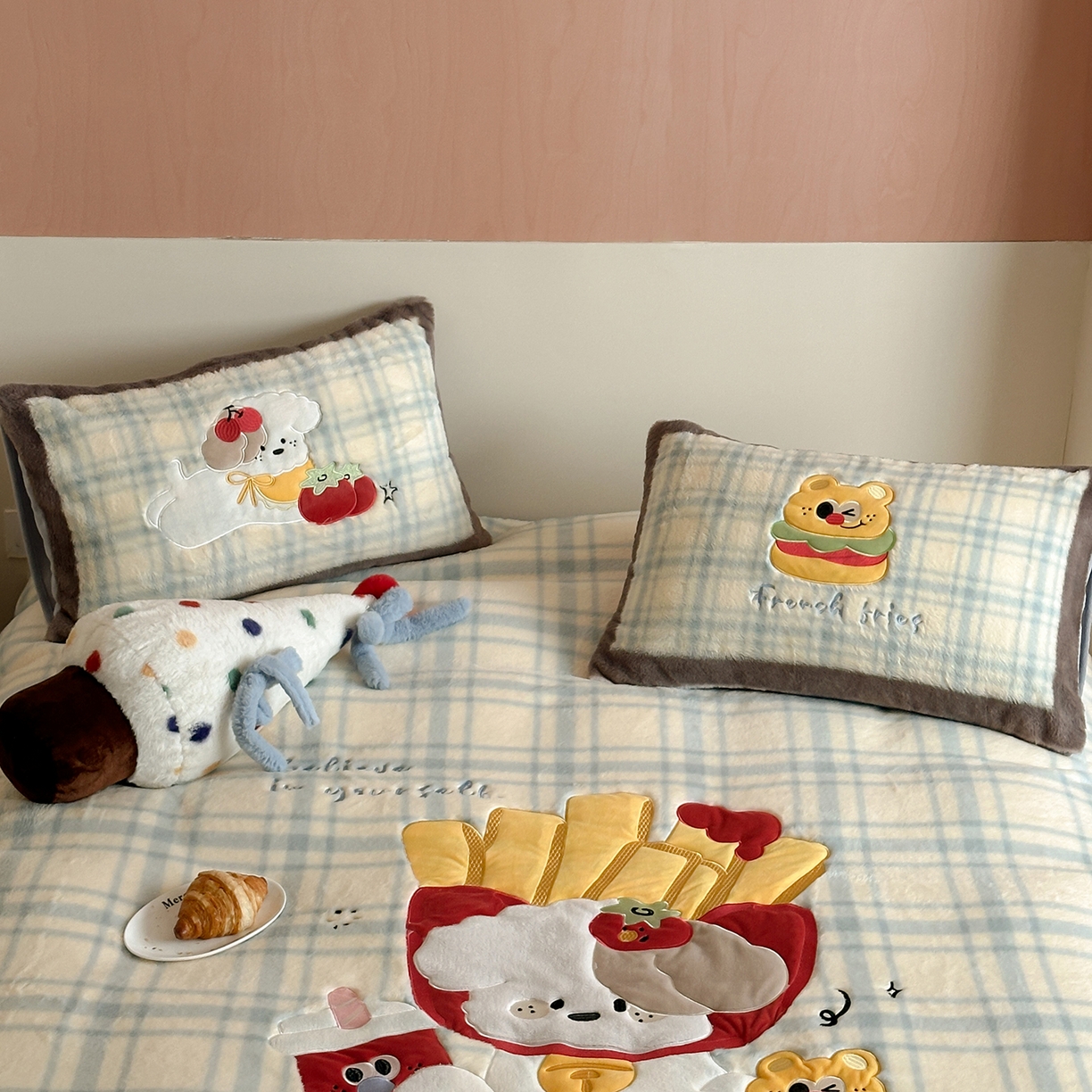 91家纺网 家纺一手货源 找家纺 觅糖家纺 2025新款大版卡通兔毛绒系列刺绣四件套 薯条狗狗