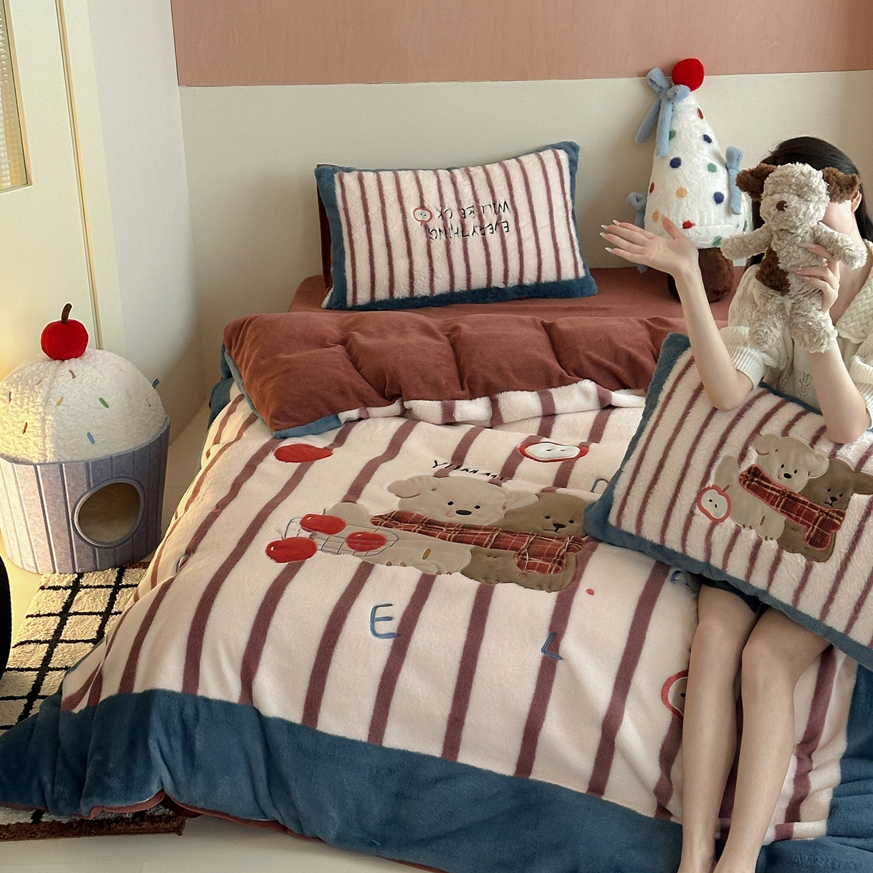 91家纺网 家纺一手货源 找家纺 觅糖家纺 2025新款大版卡通兔毛绒系列刺绣四件套 冬日暖宝