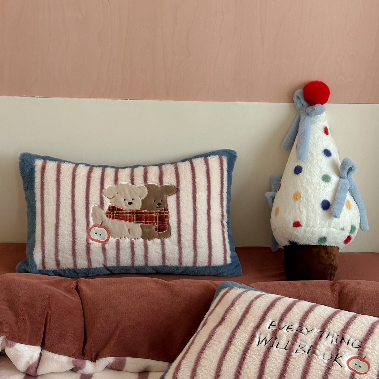 91家纺网 家纺一手货源 找家纺 觅糖家纺 2025新款大版卡通兔毛绒系列刺绣四件套 冬日暖宝