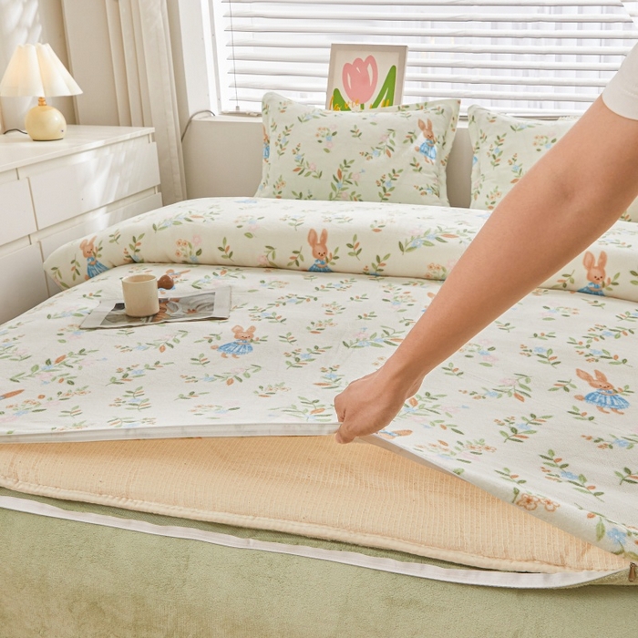 91家纺网 家纺一手货源 找家纺 森璐家纺 2025新款亲肤可拆卸牛奶绒棉花被子被芯 秘密彼特兔