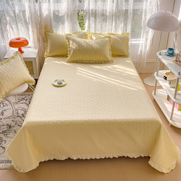 91家纺网 家纺一手货源 找家纺 妮可 2025新款全棉纯色花边款40S纯棉夹棉绗缝四季款多功能床盖 奶黄色