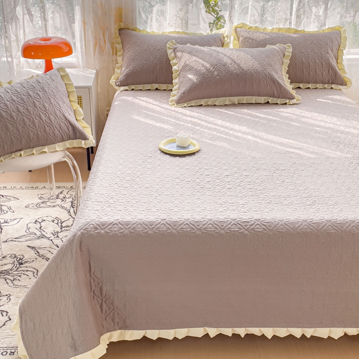 91家纺网 家纺一手货源 找家纺 妮可 2025新款全棉纯色花边款40S纯棉夹棉绗缝四季款多功能床盖 轻奢灰