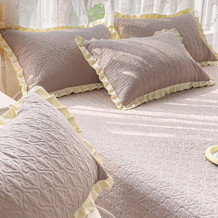 91家纺网 家纺一手货源 找家纺 妮可 2025新款全棉纯色花边款40S纯棉夹棉绗缝四季款多功能床盖 轻奢灰