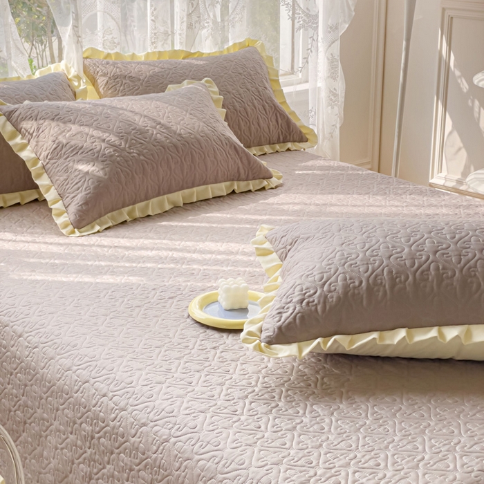 91家纺网 家纺一手货源 找家纺 妮可 2025新款全棉纯色花边款40S纯棉夹棉绗缝四季款多功能床盖 轻奢灰