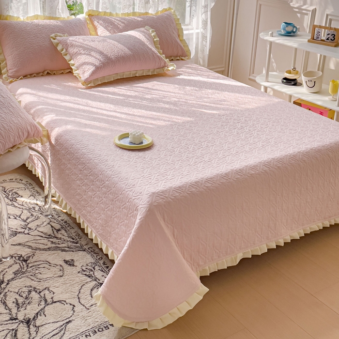 91家纺网 家纺一手货源 找家纺 妮可 2025新款全棉纯色花边款40S纯棉夹棉绗缝四季款多功能床盖 春日粉