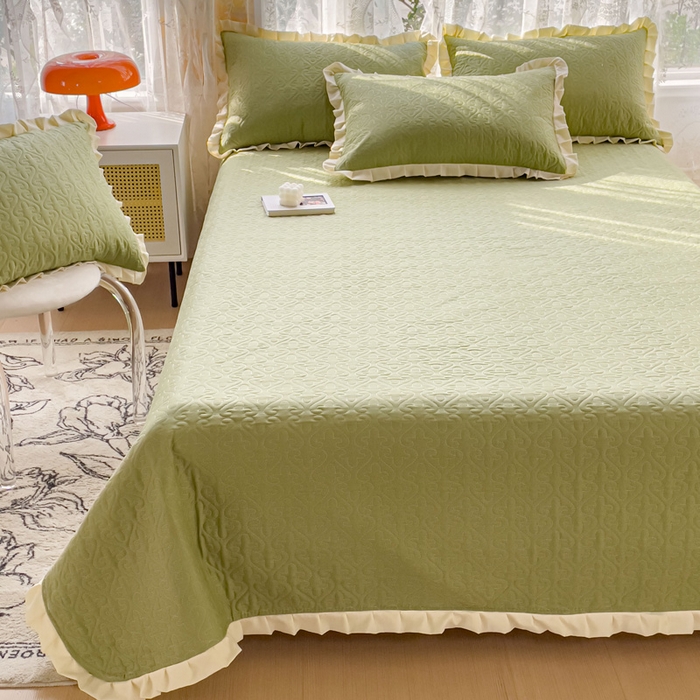 91家纺网 家纺一手货源 找家纺 妮可 2025新款全棉纯色花边款40S纯棉夹棉绗缝四季款多功能床盖 青草绿