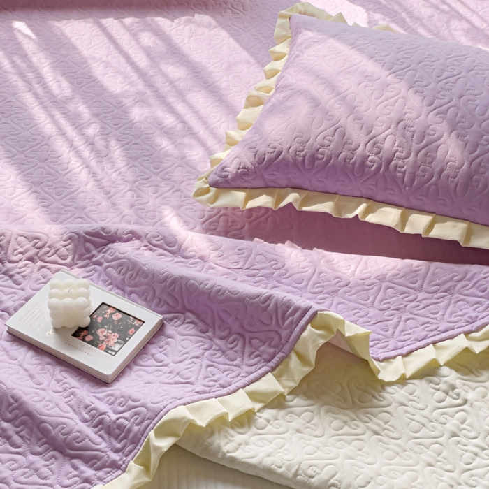 91家纺网 家纺一手货源 找家纺 妮可 2025新款全棉纯色花边款40S纯棉夹棉绗缝四季款多功能床盖 啵啵紫