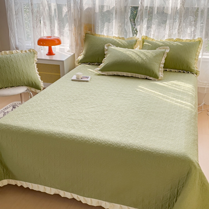 91家纺网 家纺一手货源 找家纺 妮可 2025新款全棉纯色花边款40S纯棉夹棉绗缝四季款多功能床盖 青草绿
