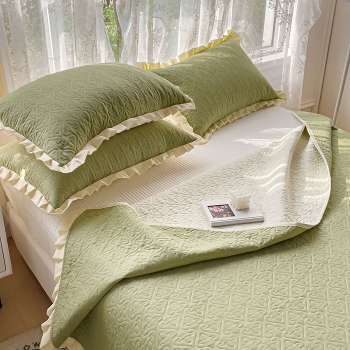 91家纺网 家纺一手货源 找家纺 妮可 2025新款全棉纯色花边款40S纯棉夹棉绗缝四季款多功能床盖 青草绿