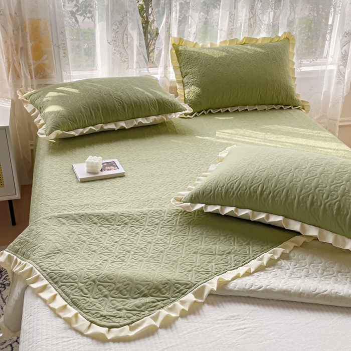 91家纺网 家纺一手货源 找家纺 妮可 2025新款全棉纯色花边款40S纯棉夹棉绗缝四季款多功能床盖 青草绿
