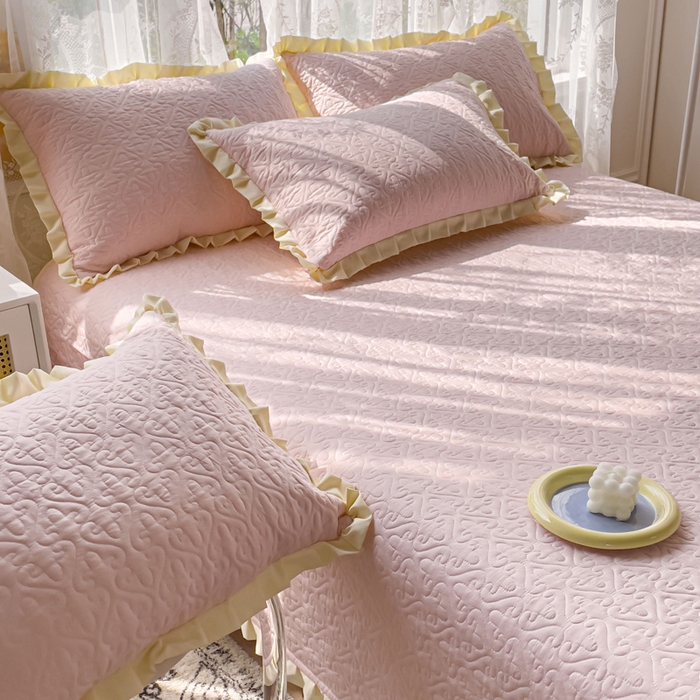 91家纺网 家纺一手货源 找家纺 妮可 2025新款全棉纯色花边款40S纯棉夹棉绗缝四季款多功能床盖 春日粉