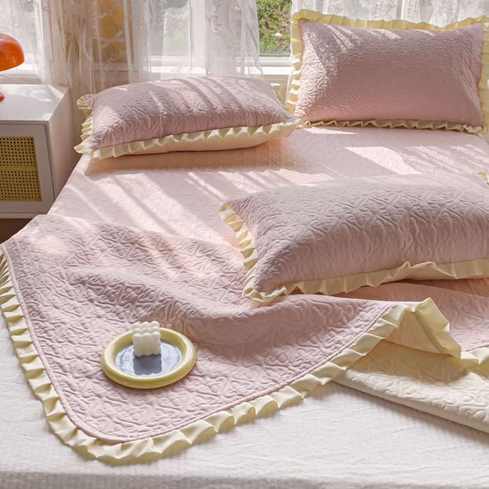 91家纺网 家纺一手货源 找家纺 妮可 2025新款全棉纯色花边款40S纯棉夹棉绗缝四季款多功能床盖 春日粉