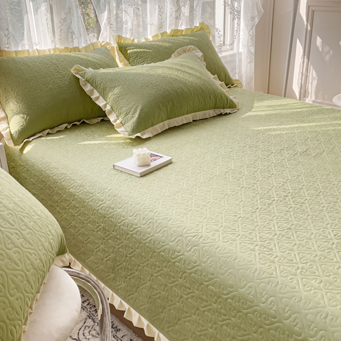 91家纺网 家纺一手货源 找家纺 妮可 2025新款全棉纯色花边款40S纯棉夹棉绗缝四季款多功能床盖 青草绿