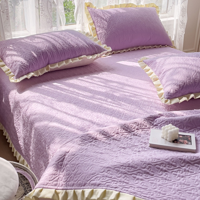 91家纺网 家纺一手货源 找家纺 妮可 2025新款全棉纯色花边款40S纯棉夹棉绗缝四季款多功能床盖 啵啵紫