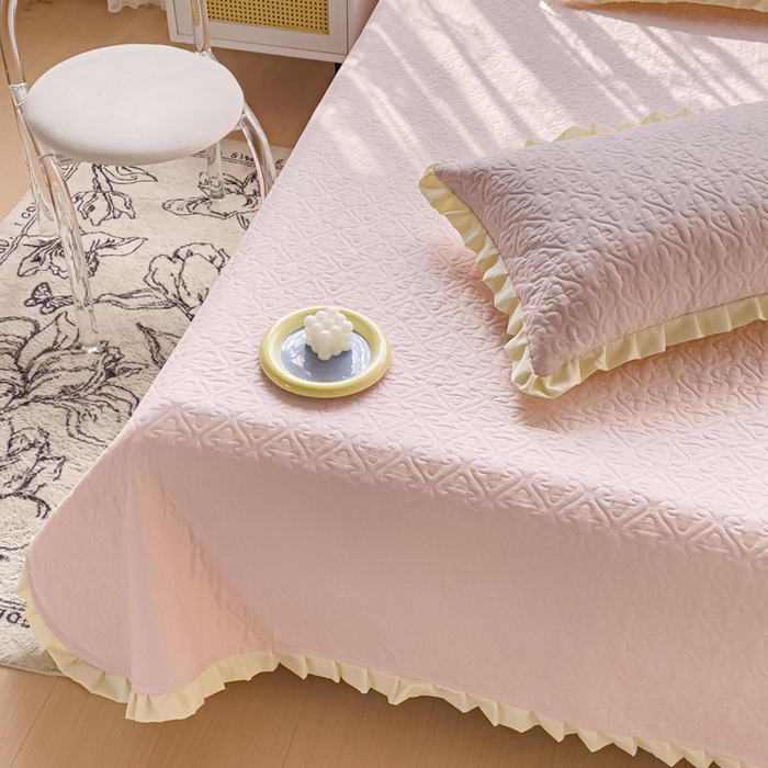 91家纺网 家纺一手货源 找家纺 妮可 2025新款全棉纯色花边款40S纯棉夹棉绗缝四季款多功能床盖 春日粉
