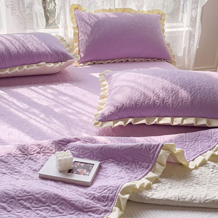 91家纺网 家纺一手货源 找家纺 妮可 2025新款全棉纯色花边款40S纯棉夹棉绗缝四季款多功能床盖 啵啵紫