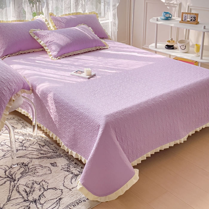 91家纺网 家纺一手货源 找家纺 妮可 2025新款全棉纯色花边款40S纯棉夹棉绗缝四季款多功能床盖 啵啵紫