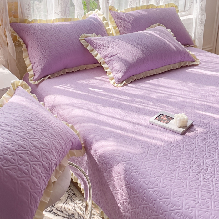91家纺网 家纺一手货源 找家纺 妮可 2025新款全棉纯色花边款40S纯棉夹棉绗缝四季款多功能床盖 啵啵紫